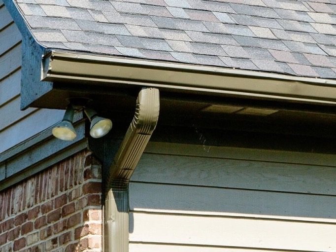 Gutter and roof-edge installation along a fascia board